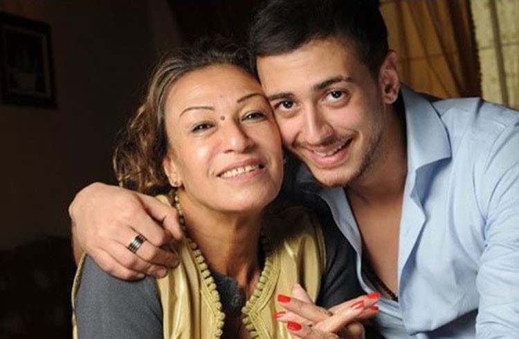 بالفيديو.. شاهد والدة سعد المجرد تشعل المسرح والجماهير بالرقص معه في تونس