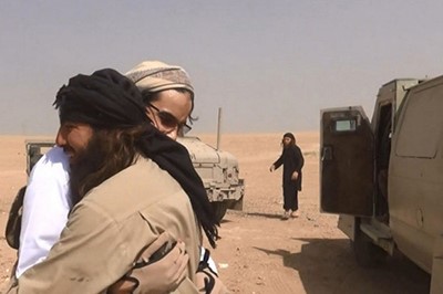 بالصور.. داعشي يودع زميله قبل تفجير انتحاري
