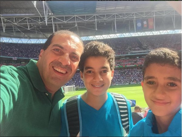 عمرو خالد مع ابنيه باستاد ومبيلى