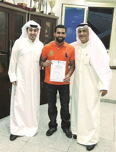 ناصر العمران يتوسط يوسف بوسكندر وعبدالله الصانع