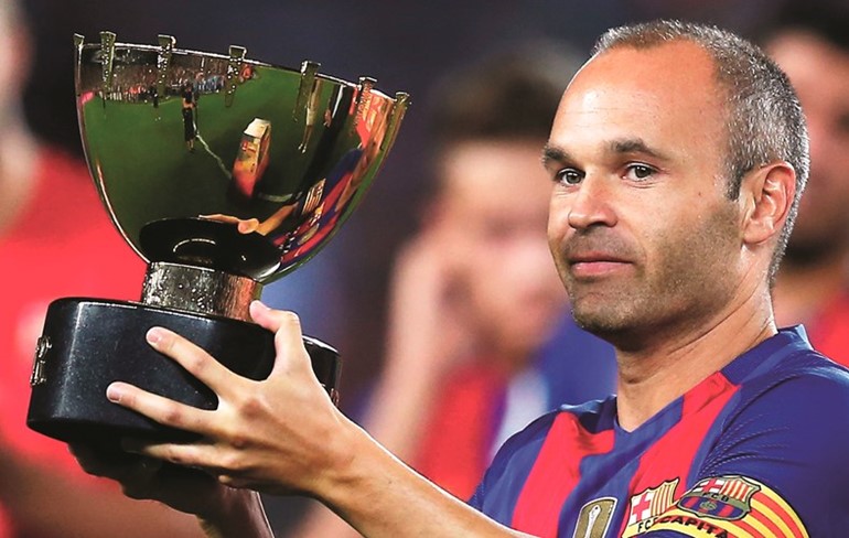 قائد برشلونة اندريس انييستا يرفع كاس خوان غامبراپ 