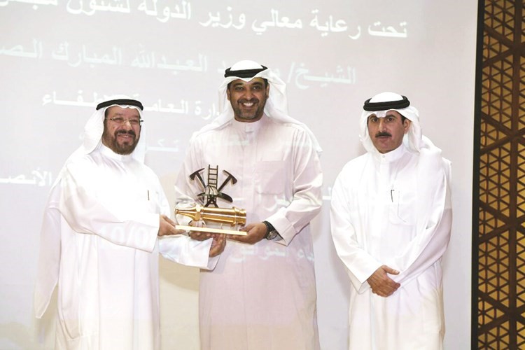 الشيخ محمد العبد الله مكرما الفريق متقاعد يوسف الانصاري بحضور الفريق خالد المكراد
