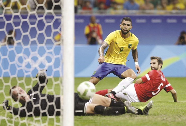 كرة غابرييل بربوزا في طريقها لشباك الدنمارك