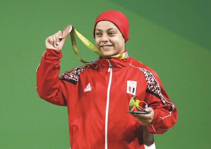سارة سمير محتفلة بميداليتها