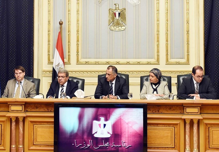 رئيس صندوق النقد الدولي كريس جارفيس ووزير المالية المصري عمرو الجارحي ومحافظ البنك المركزي المصري طارق عامر خلال المؤتمر الصحافي المشترك امسافپ