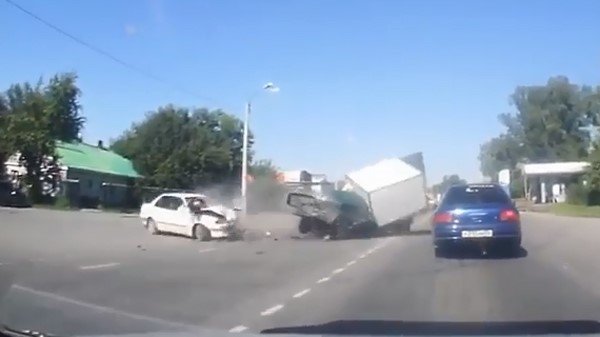 بالفيديو .. سائقان يطيران من سيارتيهما جراء حادث مروع في روسيا