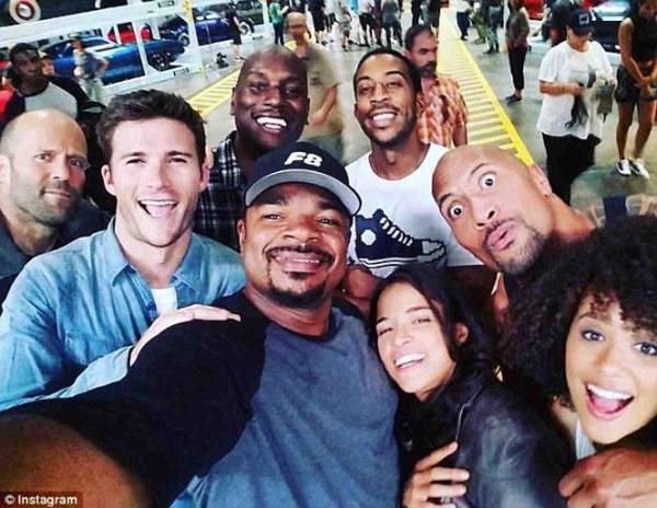 The Rock عن فين ديزل: زملائي "ناعمين وجبناء".. وأحب زميلاتي!