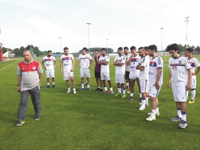 لاعبو التضامن خلال التدريب في معسكر المجر