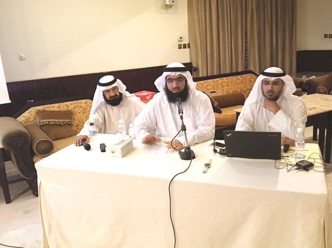 سطام المزين خلال ورشة العمل حول السوار الالكتروني للحجاج﻿