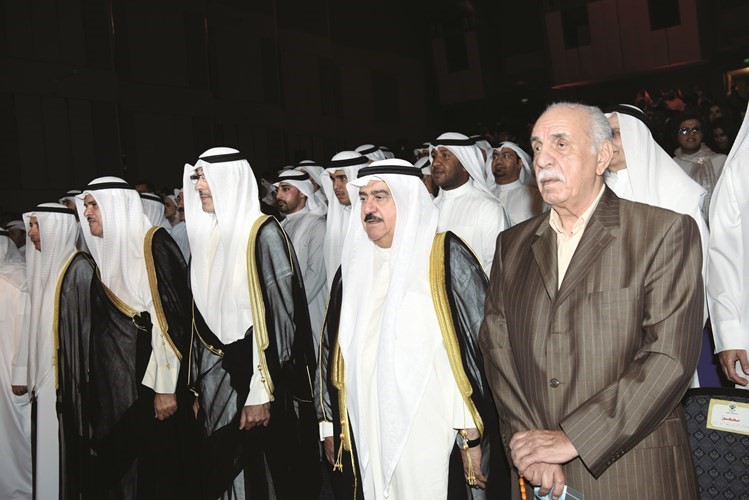 الشيخ سلمان الحمود والشيخ فواز الخالد والفريق م ثابت المهنا ومحمد السنعوسي خلال الحفل ﻿