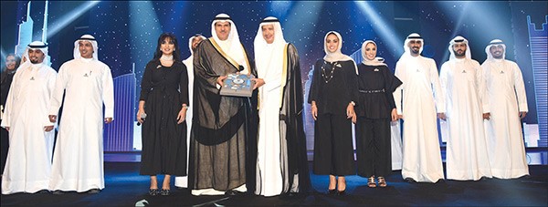 الشيخ سلمان الحمود والمستشار بالديوان الاميري ديوسف الابراهيم لدى تسلم الاستراتيجية من الشباب 	انور الكندري