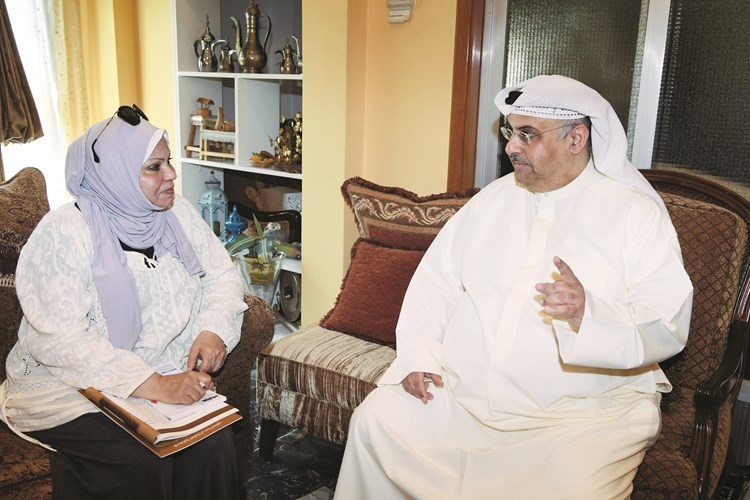 علي البداح متحدثا الى الزميلة ليلى الشافعي خلال اللقاءمحمد هاشم﻿