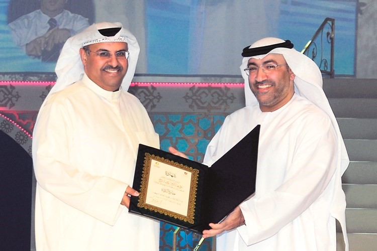 علي البداح يتسلم جائزة البردة العالمية من الوزير عبدالرحمن العويس 2012﻿