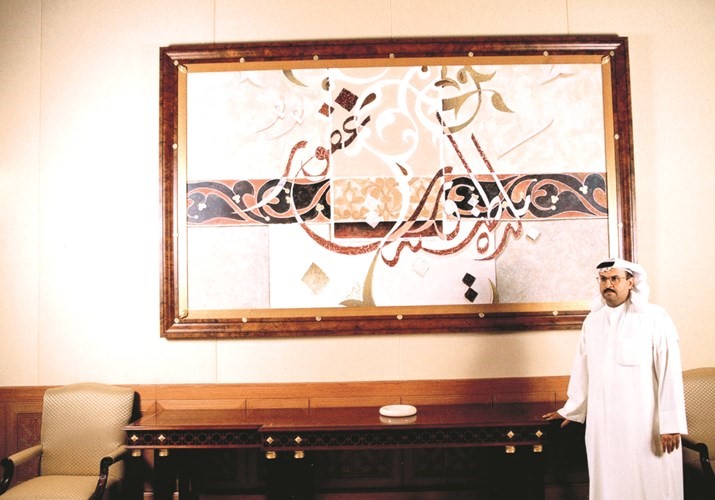 علي البداح مع احدى لوحاته﻿