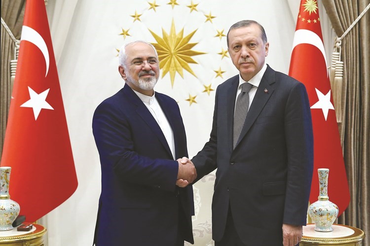 الرئيس التركي رجب طيب اردوغان مستقبلا وزير الخارجية الايراني محمد جواد ظريف في انقرة امس افپ