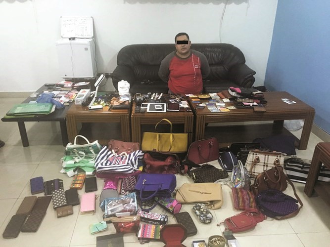 الوافد وقد ضبط في مسكنه مع مسروقات متنوعة﻿