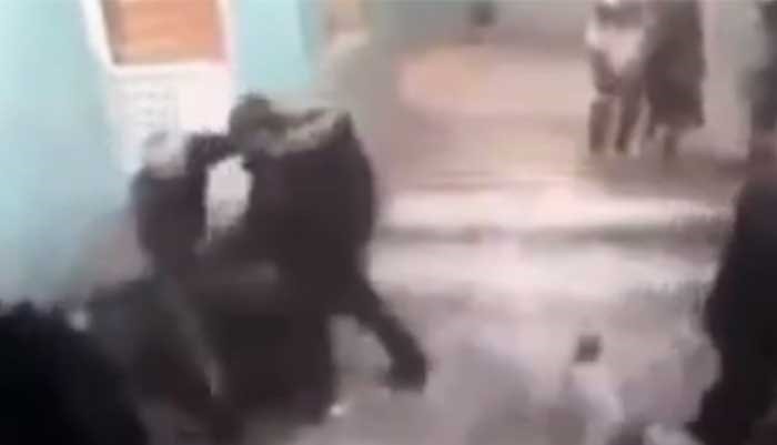 بالفيديو.. مسن يتغلب على عصابة مسلحة بقوة ذراعه