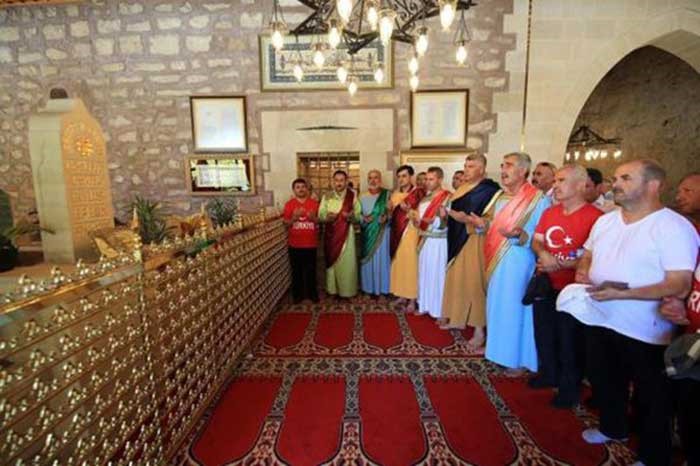 بالصور.. أهل الكهف يظهرون في تركيا.. 7 أصدقاء يجوبون البلاد برفقة كلبهم منذ 8 سنوات
