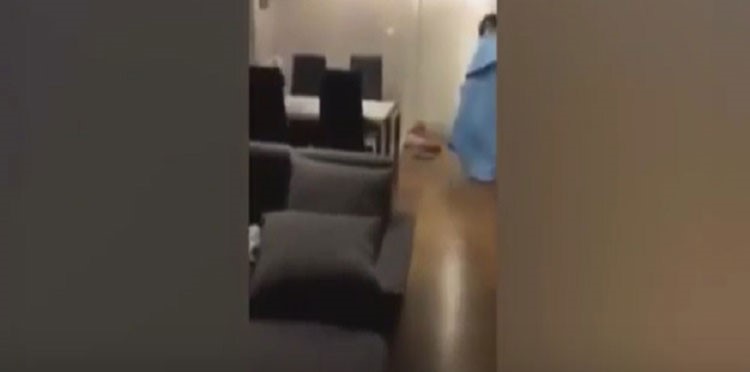 بالفيديو.. زوجة تطرد عشيقة زوجها خارج شقتها عارية