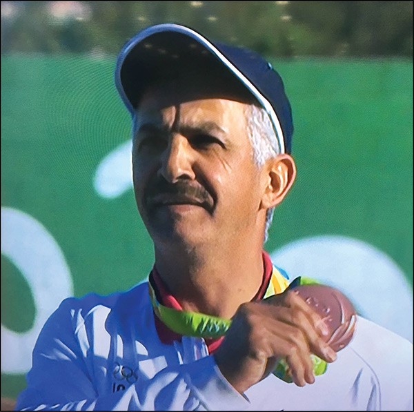 البطل عبدالله الطرقي الرشيدي يحمل الميدالية البرونزية