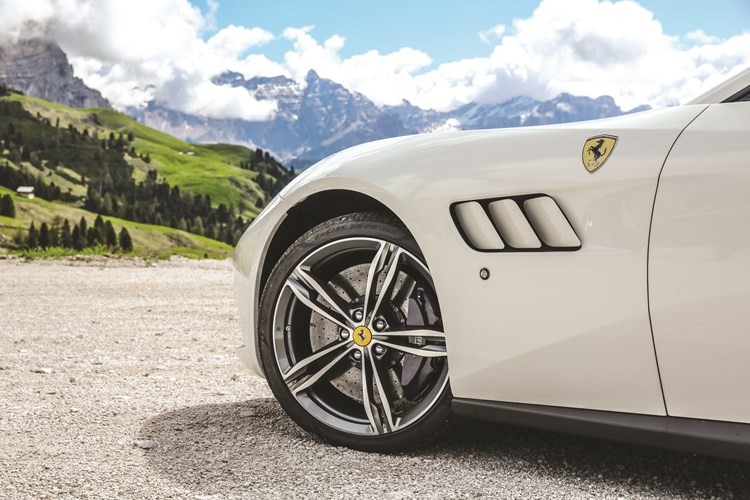 فيراري GTC4Lusso الصعود إلى القمة