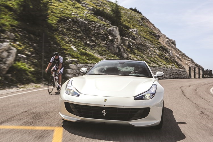 فيراري GTC4Lusso الصعود إلى القمة