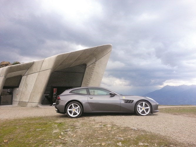فيراري GTC4Lusso الصعود إلى القمة