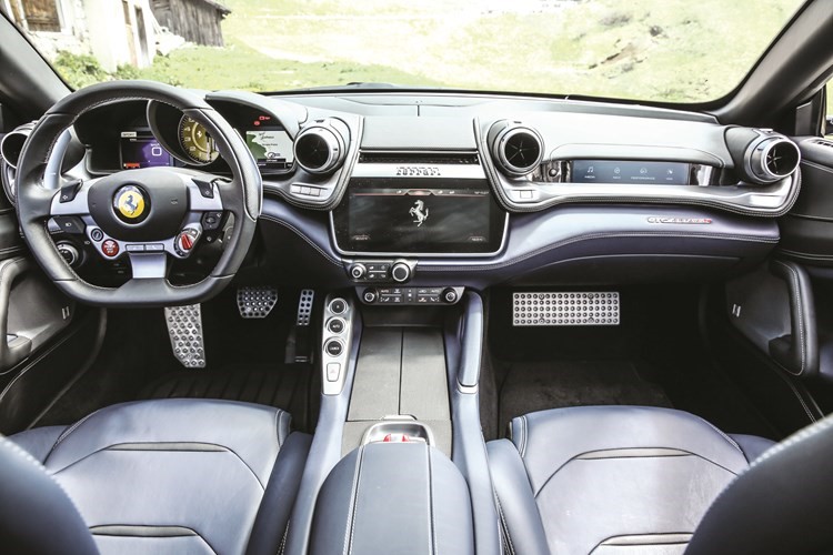 فيراري GTC4Lusso الصعود إلى القمة