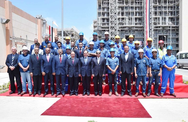 صورة تذكارية للرئيس المصري عبدالفتاح السيسي مع المهندسين العاملين بمجمع البتروكيماويات