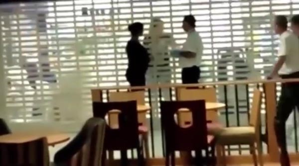 بالفيديو.. هولندية تُحتجز في متجر بالسوق الحرة قبيل إقلاع طائرتها