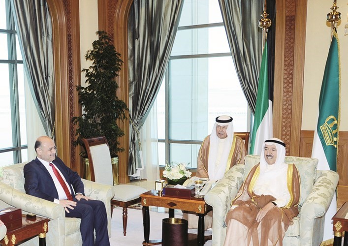صاحب السمو الامير الشيخ صباح الاحمد لدى استقباله محافظ البصرة دماجد النصراوي