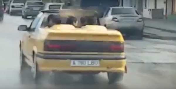 بالفيديو.. موقف طريف لشباب امتلأت سيارتهم بمياه الأمطار