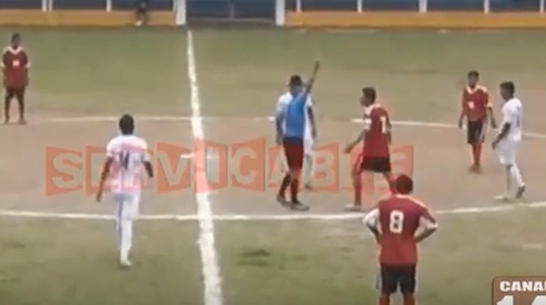 بالفيديو: لاعب يهاجم حكماً أشهر له البطاقة الحمراء بشراسة أثناء مباراة في غواتيمالا