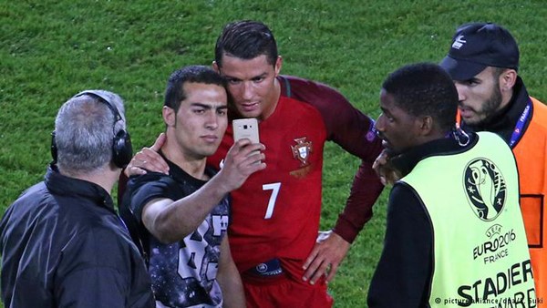 هكذا يمكنك التقاط صورة سيلفي مع كريستيانو رونالدو دون عناء