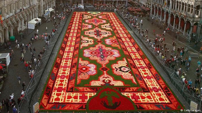 في بروكسل أكبر سجادة من الزهور بنقوش يابانية