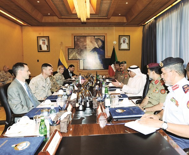 الشيخ خالد الجراح خلال اللقاء مع الفريق ويليام دبايدلر والوفد المرافق له﻿