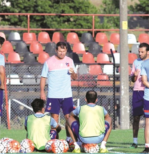مدرب الكويت لوران بانيد يتحدث للاعبين﻿