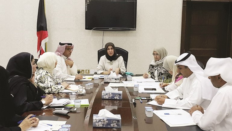  فاطمة الكندري خلال اجتماعها مع مسؤولي تعليمية العاصمة 