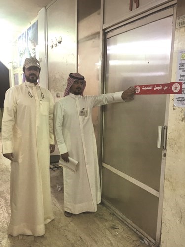 فريق البلدية خلال اغلاق المحل