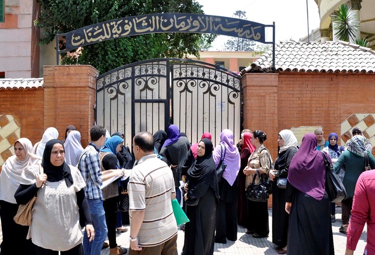 صورة ارشيفية لاولياء الامور بانتظار اولادهم للخروج من لجان الامتحان