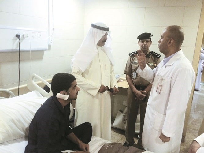 وزير الداخلية الشيخ محمد الخالد يستمع لشرح من الطبيب حول حالة الرائد حمد الحمود