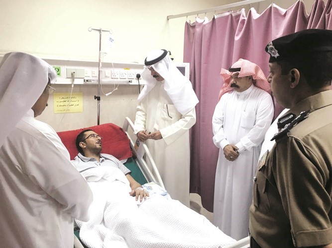 الشيخ محمد الخالد يزور المقدم عبدالعزيز العوضي ويبدو اللواءان عبدالحميد العوضي ومحمود الطباخ والعميد عادل الحشاش