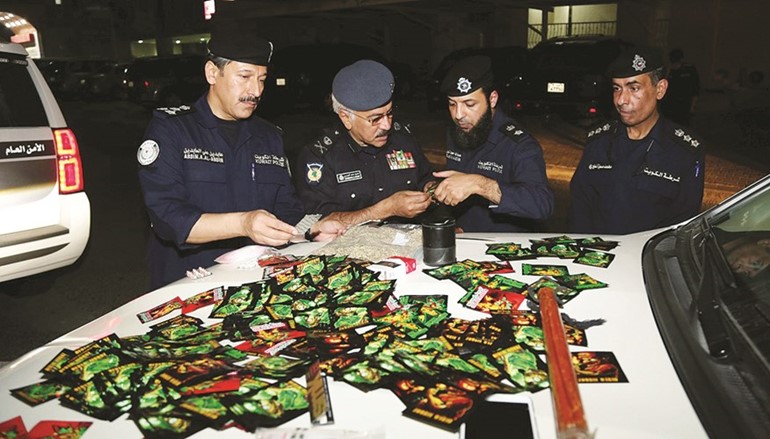 اللواء محمود الدوسري والعميد عابدين عابدين خلال معاينة المضبوطات