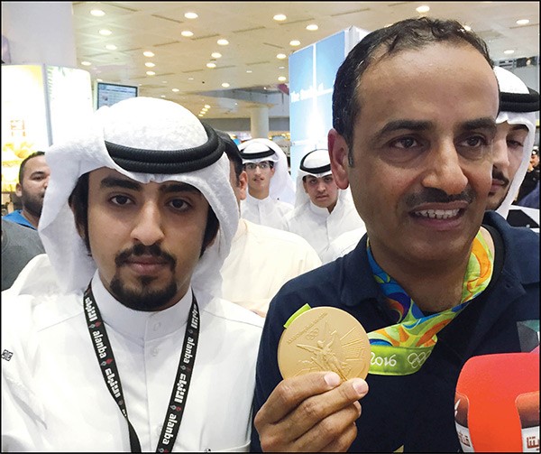 الزميل عبدالعزيز المطيري مستقبلا الديحاني