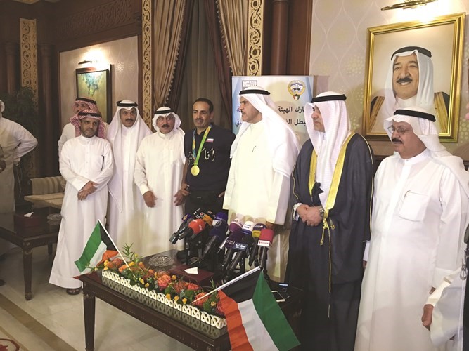 البطل فهيد الديحاني متوسطا رئيس مجلس الامة بالانابة عبدالله التميمي والوزير الشيخ سلمان الحمود وعددا من مستقبليه﻿