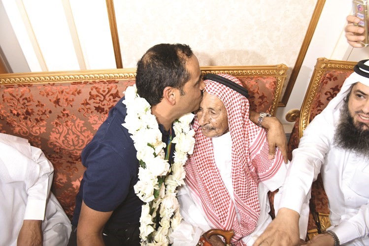فهيد الديحاني يقبل راس والده﻿