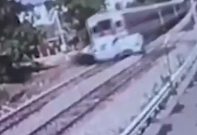 بالفيديو.. شاهد شاحنة تزحف كالكرة أمام قطار