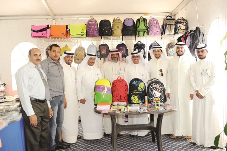عايد المطيري مع المشاركين في مشروع حقيبة الطالب 
