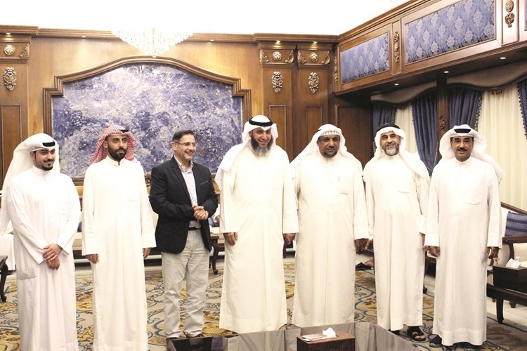 الكوهجي يتوسط فريق التعريف بالاسلام