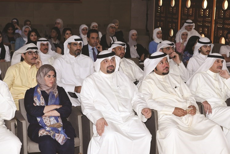 جمال النصرالله متوسطا الحضور 